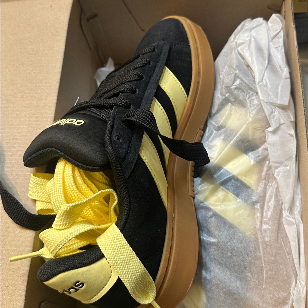NWT Adidas Grand Court Alpha 00s Sneakers - Black and Yellow Unisex